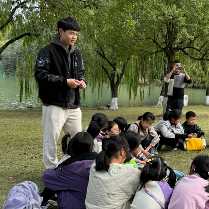 名校参访·杭州1日亲子营研学【浙大+六小龙】浙江大学紫金港校区参观+沿途草坪分享+浙大美食+杭州六小龙展厅参观+机器人互动+人工智能课堂，了解浙大校园文化，一站式打卡杭州六小龙