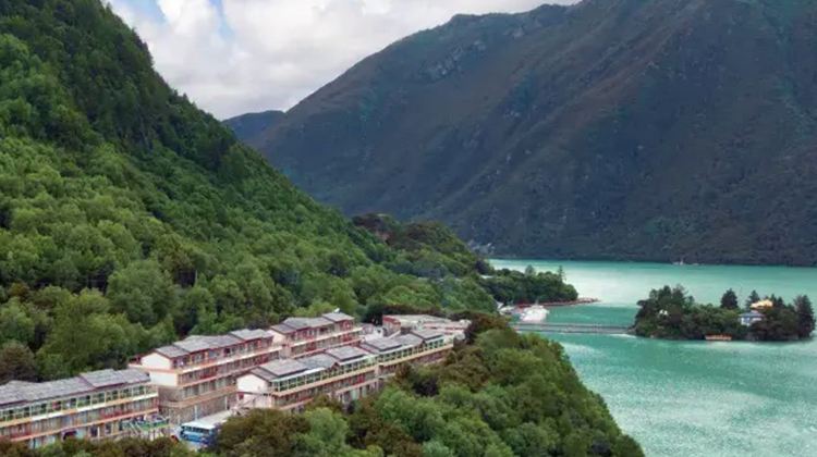 9D8N · Group Tours · Lhasa + Nyingchi + Basomtso + Potala Palace + Shigatse + Yamdrok Lake Viewing Platform