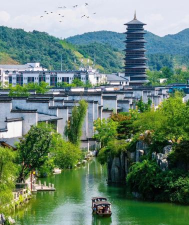3D2N • Wuyuan, Jingdezhen nights, Huangling autumn harvest, Wunvzhou