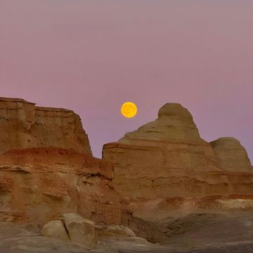 甘肃敦煌莫高窟+榆林窟+鸣沙山月牙泉+阳关玉门关旅游区5日4晚私家团