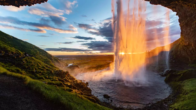 <4天>【探索冰与火的世界】冰岛8人纯玩小团·南岸瀑布群+飞机残骸+冰河湖+钻石沙滩+必打卡黄金圈+雷克雅未克自由行+可选蓝冰洞/蓝湖温泉/追极光活动/出海观鲸（4人成团）