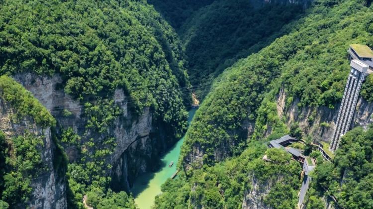 4-Day Zhangjiajie National Forest Park + Huanglong Cave + Zhangjiajie Grand Canyon
