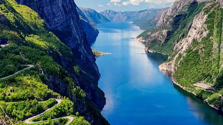 <13天>【北欧三国与四大峡湾】13大体验项目/门票全含·北欧三国首都City Walk+安徒生童话小镇+布道台登顶+弗洛伊恩缆车+弗洛姆高山火车+峡湾游船+单程航班+特色餐食