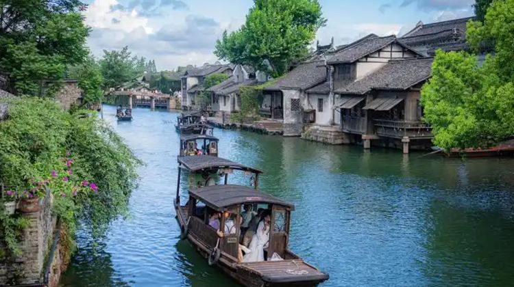 <7天>【华东5市+乌镇】·9人内小团 2+1头等舱巴士丨导游精讲丨住2晚景区内丨含8正餐丨无必须消费丨赠西湖游船