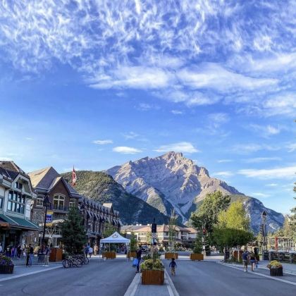 加拿大卡尔加里+莱斯布里奇+沃特顿湖国家公园+省立恐龙公园+布鲁克斯+德兰赫勒+麋鹿岛国家公园8日7晚拼小团