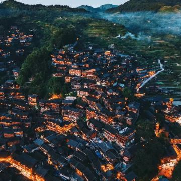 中国贵州梵净山+铜仁大峡谷+九龙洞+西江千户苗寨4日3晚跟团游