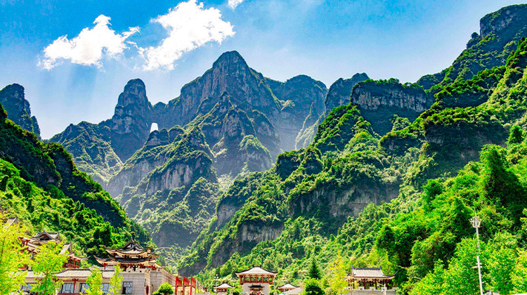 张家界+天门山+凤凰5日4晚跟团游·高端纯玩&12人团&享6大VIP通道【宿豪华5星酒店+4成人升级独栋伴山别墅+2+1高顶商务车】『 二进森林公园+全景湘西游』赠696元旅游礼包+百龙天梯+天门山大索道+古城苗服换装+50高餐标