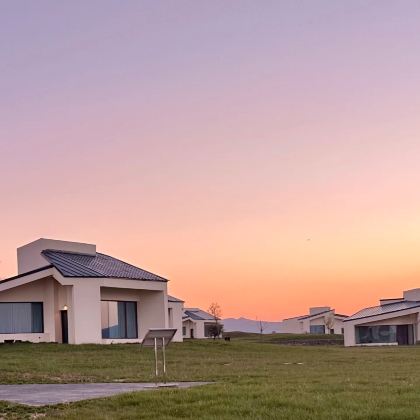 呼和浩特+辉腾锡勒草原+乌兰哈达火山地质公园+响沙湾+敕勒川草原3日2晚跟团游