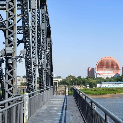 丹东+鸭绿江断桥+抗美援朝纪念馆+丹东舰景区+虎山长城+上河口国门2日1晚私家团