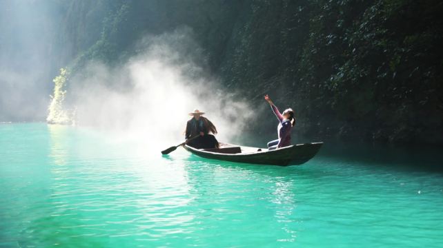 恩施市+武汉+黄鹤楼4日3晚跟团游·五一大促 +16人精致小团+纯玩零购物 +悬浮船 +确保省博入园 +秘境寻幽谷+ 恩进武出