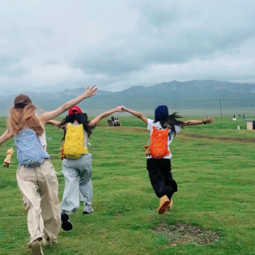 呼和浩特+辉腾锡勒草原+乌兰哈达火山地质公园+响沙湾5日4晚跟团游