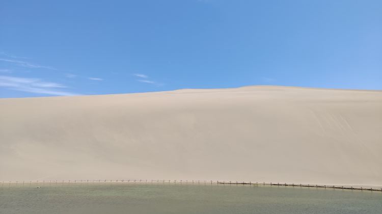 3-Day Dunhuang and Silk Road Wonders Private Tour· Mingsha Mountain And Crescent Spring, Mogao Caves and Yumen Pass