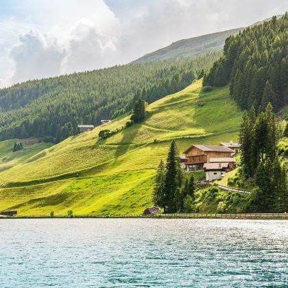 卢塞恩+维也纳+奥地利阿尔卑斯山+法兰克福+布拉格+布达佩斯5日4晚跟团游