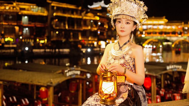 长沙+张家界+天门山+湘西+凤凰古城4日3晚跟团游·天堑武陵+20人纯玩+2+1VIP巴士+全程5钻+双玻恋凤+峡谷瀑布+高山索道+苗服+凤凰夜景