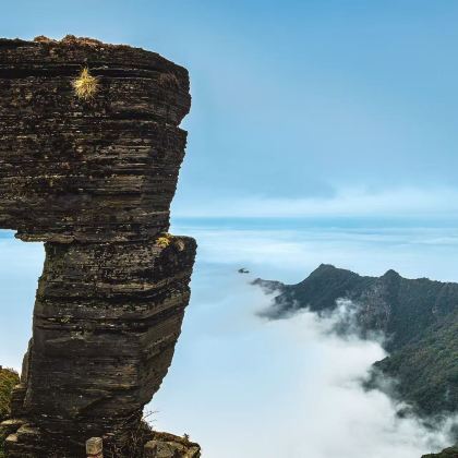 中国贵州梵净山+铜仁大峡谷+九龙洞+西江千户苗寨4日3晚跟团游