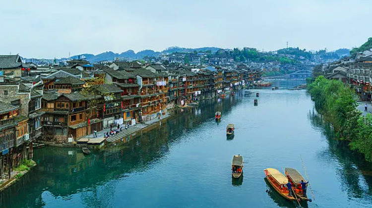 张家界+天门山+湘西+凤凰5日4晚拼小团·6人小团&全程商务保姆车｜8大VIP通道｜赠百龙天梯+杨家界索道『4成人升级宿碧桂园别墅+凤凰宿稀缺临江客栈』赠夜游沱江+万寿宫+沈从文故居+苗服旅拍&湘西特色餐-24H专车接站 