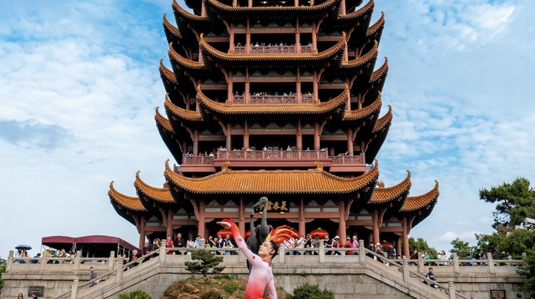 武汉+黄鹤楼+湖北省博物馆+宜昌长江三峡+三峡大坝+恩施土司城+恩施土家女儿城+恩施大峡谷4日3晚跟团游·【畅游湖北三城＆招牌核心景区】儿童含门票＞赠:地缆景交＃省博耳麦＃特色热干面＜全程专属管家&无购物