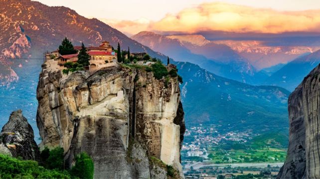 希腊+迈泰奥拉+德尔菲遗址+德尔菲考古博物馆+阿拉霍瓦小镇2日1晚跟团游·希腊天空之城+太阳神古遗址+9人内精品小团+保证纯玩+德尔菲+梅黛奥拉+中文司兼导