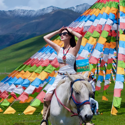 青海湖景区+鸣沙山月牙泉+莫高窟+茶卡盐湖+张掖七彩丹霞旅游景区+乌素特水上雅丹地质公园+玉门关9日8晚私家团