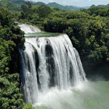毕节+乌蒙大草原+百里杜鹃风景区+黄果树景区+荔波小七孔景区+西江千户苗寨6日5晚私家团