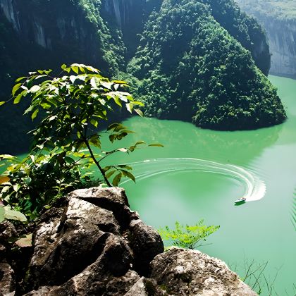 铜仁+亚木飞瀑+碧江天生桥景区+恐龙乐园+梵净山+九龙洞5日4晚私家团