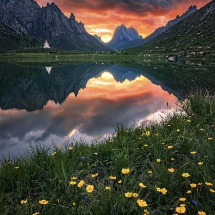 甘南+扎尕那+莲宝叶则景区+若尔盖花湖生态旅游区+桑科草原+黄河九曲第一湾5日4晚拼小团