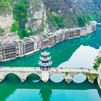 贵州贵阳+梵净山+黄果树景区+镇远古城+西江千户苗寨+荔波小七孔景区5日4晚跟团游