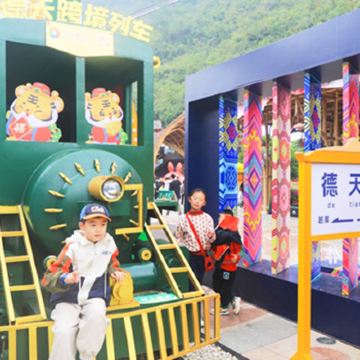 广西崇左+德天瀑布+明仕田园+花山岩画+友谊关景区2日1晚拼小团