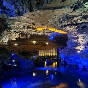 贵州贵阳+十二背后·地下河谷景区+贵州乌江寨国际旅游度假区+黄果树景区+荔波小七孔景区+西江千户苗寨+十二背后·地下裂缝景区6日5晚私家团