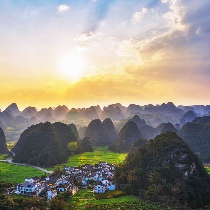 贵州贵阳+黄果树景区+万峰林景区+马岭河峡谷景区+青岩古镇+乌蒙大草原5日4晚拼小团