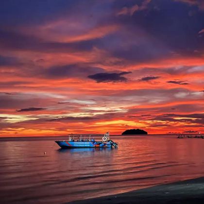 广西南宁+巴马+德天瀑布+北海+越南下龙湾+河内+涠洲岛11日10晚跟团游