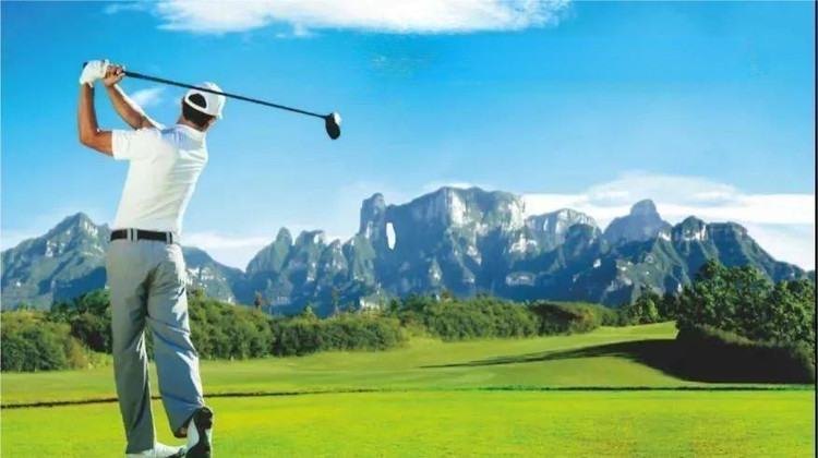 张家界高尔夫俱乐部+天门山2日1晚拼小团·【定制Golf之旅】市区免费上门接送  纯玩无购物 精致8人小包团丨大空间9座商务车丨天门山大索道AB线（A线优先）景区精华大环线 挥杆高尔夫球场 