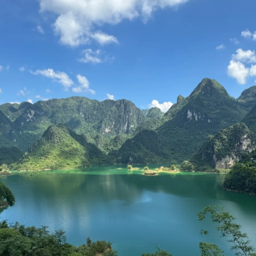 广西崇左+德天瀑布+明仕田园+通灵大峡谷+三叠岭瀑布+鹅泉+浩坤湖+大石围天坑群4日3晚私家团