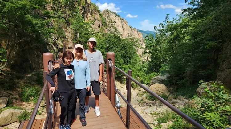2-Day 2-Day Hike through the Scenic Valleys of Mt. Seoraksan from Seoul