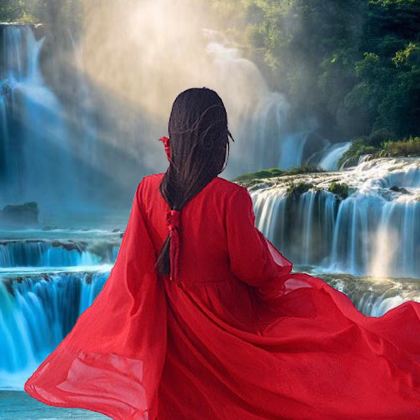 崇左+德天跨国瀑布景区+靖西古龙山大峡谷+明仕河竹排游2日1晚跟团游