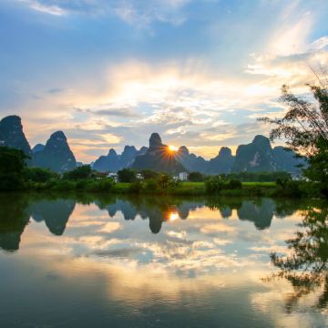 广西南宁+凤山+巴马+德天瀑布+通灵峡谷+北海7日6晚跟团游