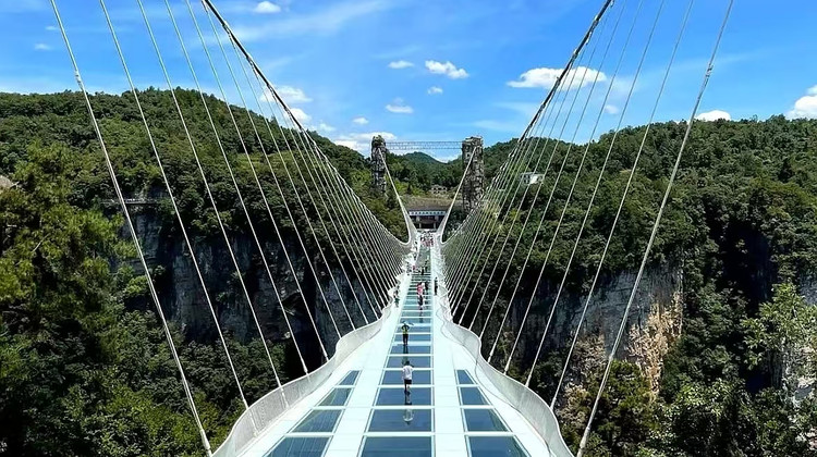长沙+张家界+大峡谷+天门山+凤凰5日4晚跟团游·暑期大促成人-100|纯玩0购物<4大全景>玻璃桥+玻璃栈道|大峡谷（游船+洞穴+瀑布）天门山（索道往返+天门洞+天空步道）宿凤凰古城·赏夜景+乾州文庙非遗+明星导游+苗服体验