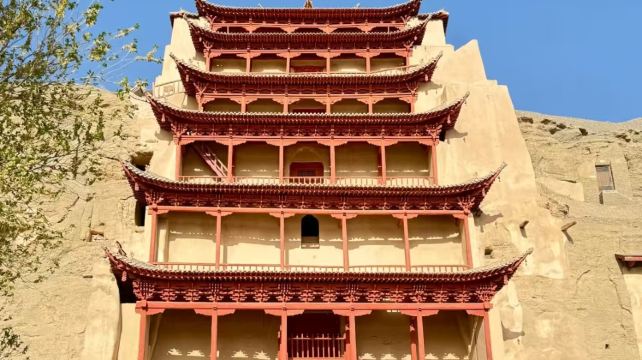 3-Day Dunhuang and Silk Road Wonders Private Tour· Mingsha Mountain And Crescent Spring, Mogao Caves and Yumen Pass