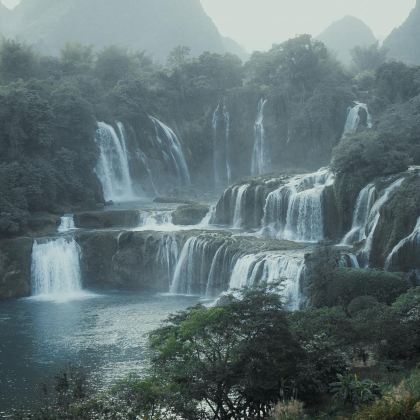 广西崇左+德天跨国瀑布景区+峒那屿湾景区+通灵大峡谷+桂林+阳朔+漓江5日4晚拼小团