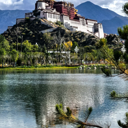 布达拉宫+雅鲁藏布大峡谷+羊卓雍错+纳木措景区+南迦巴瓦峰+南峰大本营+巴松措+扎什伦布寺11日10晚跟团游