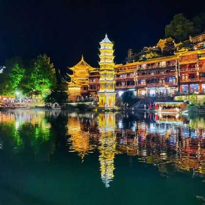 张家界+大峡谷+天门山+湘西+凤凰古城3日2晚跟团游