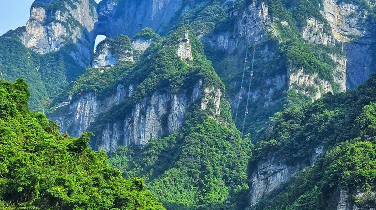 长沙+张家界+天门山+凤凰古城3日2晚跟团游·【小假期专款】山水人文之旅<长沙高铁动车2H直达张家界>0购物店0苗寨丨人气天门山『千米穿云惊奇索道+悬崖上的玻璃栈道+芙蓉镇+凤凰夜景』苗服换装，怀化直返•省10h车程