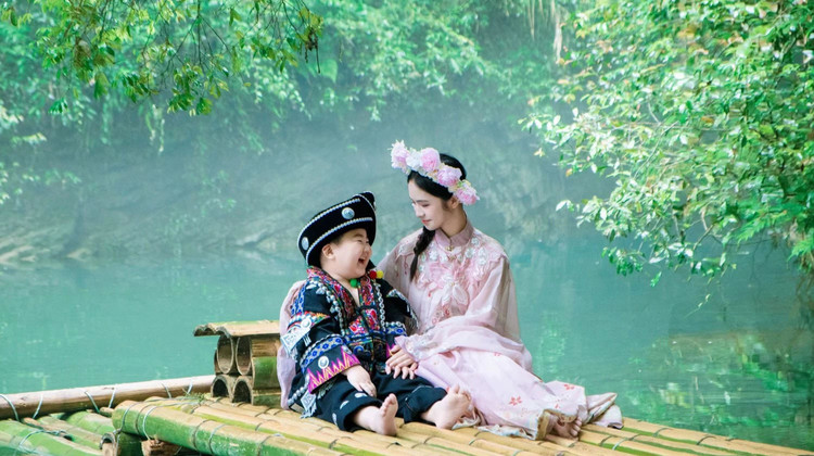 恩施市5日4晚私家团·【VIP包车游〓秘境恩施】真纯玩｜1单1团｜自营车队<1晚地心谷悬崖特色酒店&3晚5钻酒店>含必消景区交通车【美上央视夜景+赠电子讲解+登山杖】土著向导带玩『狮子关S桥+大峡谷+地心谷一叶舟』