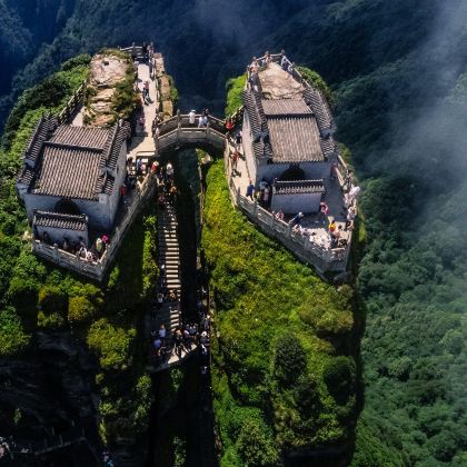 贵州黄果树景区+梵净山+镇远县+西江千户苗寨+荔波6日5晚拼小团