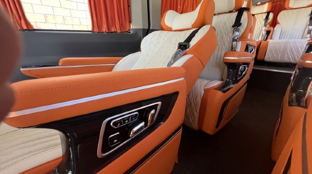 6-Day Luxury Yellowstone Tour from Las Vegas · Zion, Grand Teton, Horseshoe Bend, Lake Powel and Yellowstone Bear World | Max 10 