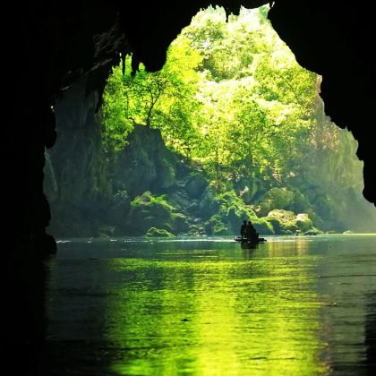 广西南宁+德天跨国瀑布景区+通灵大峡谷+鹅泉+大石围天坑群5日4晚私家团