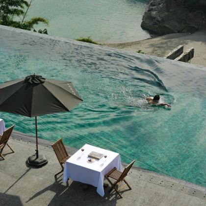 怒江+香格里拉+梅里雪山国家公园+老姆登知子罗+丙中洛风景区+雨崩村+纳帕海(依拉草原)8日7晚拼小团