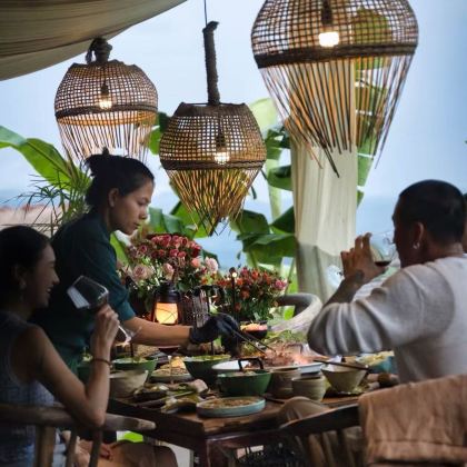 昆明+建水+普洱+西盟+沧源+芒市+腾冲+大理市11日10晚拼小团