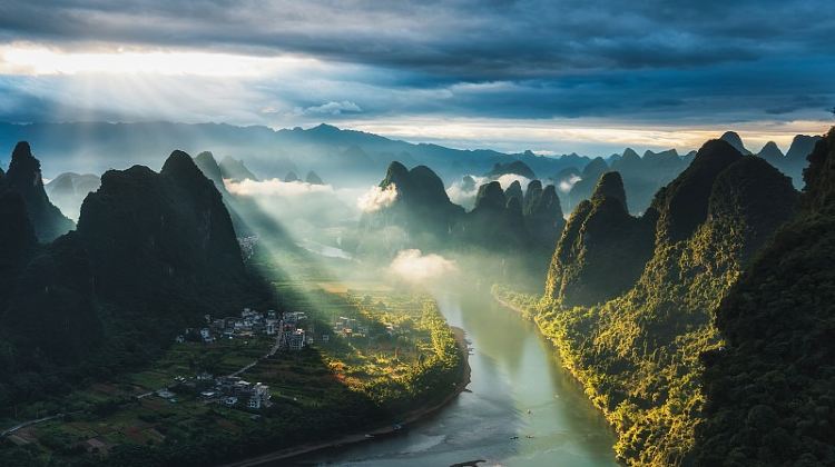6-Day Guilin Panorama Tours: Guilin + Yangshuo + Li River Scenic Area + Longji Rice Terraces | 10 Pax En Group | 5-star Hotel | International Tourists Only
