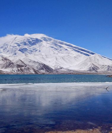8D7N • Xinjiang + Kashgar City + Kashgar Ancient City Small-group tour capped at 6 Tour guide service guests 7-seat business vehicles, tour starts and ends in Kashgar, ethnic family visits